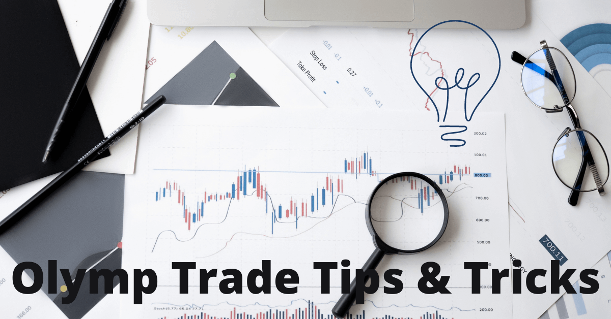 & Olymp Trade Tips Tricks ورقة بيضاء و نظارات طبية و اقلام مرسوم عليها مخطط شموع يابانية و فوقها عدسة مكبرة